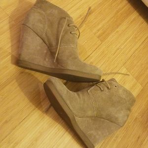 wedge booties 🍂 tan suede